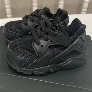 Baby Nike Huaraches in black size 4c